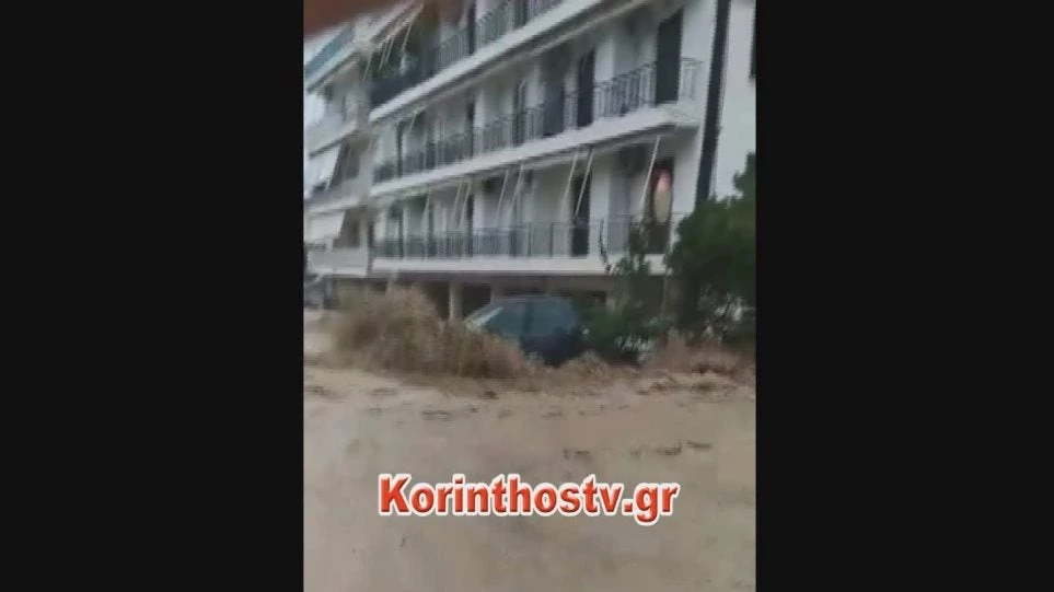 Μελίσσι Ξυλοκάστρου: Ορμητικός χείμαρρος η παλαιά εθνική οδός – Τα νερά παρασύρουν τα πάντα (βίντεο)